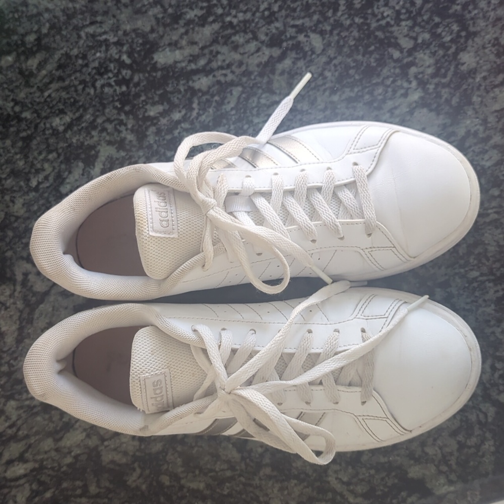 Adidas white sneakers with silver sport strip details - size 7.5
